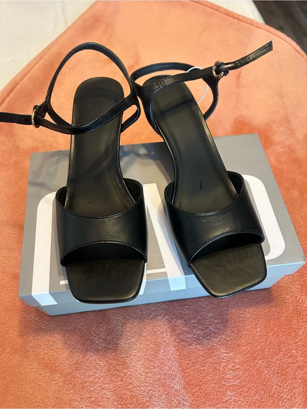 Black Women's Strappy Square-Toe Heeled wedges size 9